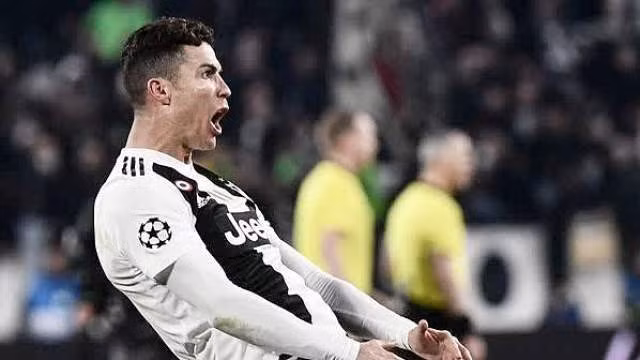 Ronaldo ăn mừng nhạy cảm giống HLV Simeone.