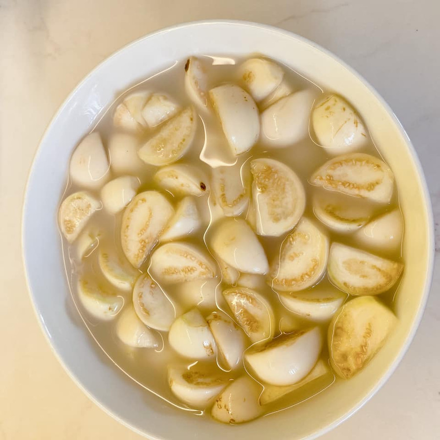 Cà ngâm trong nước vo gạo cho bớt độc.