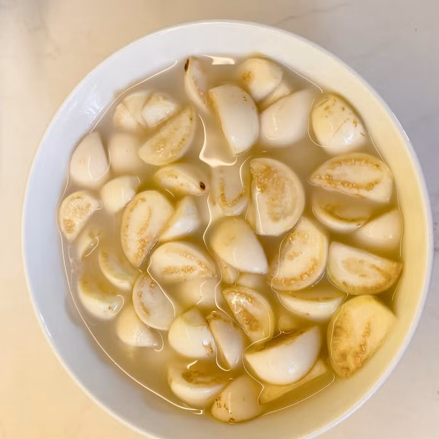 Cà ngâm trong nước vo gạo cho bớt độc.