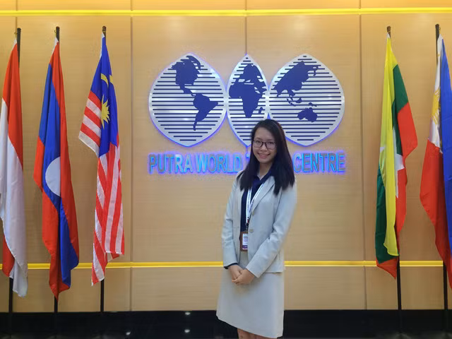  Cựu nữ sinh trường Ams tại hội thảo Lãnh đạo nữ trẻ ASEAN 2015 (Malaysia) 