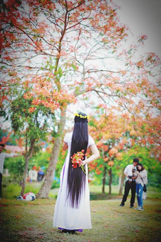  Mai Hoa diện áo dài duyên dáng với mái tóc buông lơi gây thương nhớ bao người. 