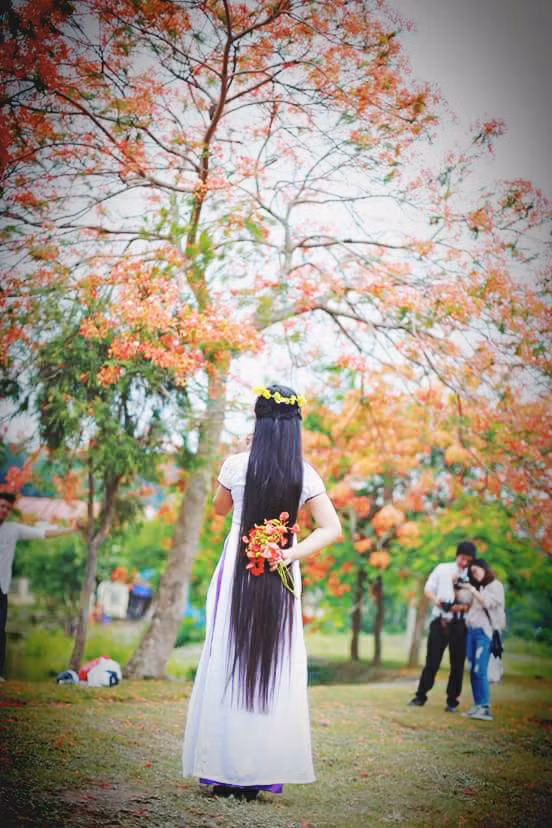  Mai Hoa diện áo dài duyên dáng với mái tóc buông lơi gây thương nhớ bao người. 