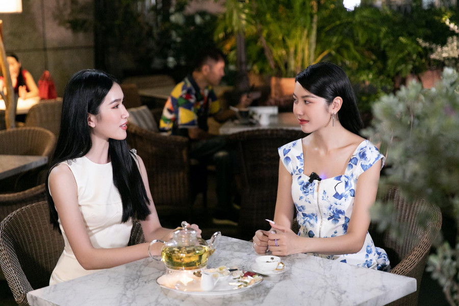 Nếu Thúy Vân khéo léo lựa chọn những chi tiết hoa màu xanh lam nổi bật thì Phương Anh lại lựa chọn chất liệu bóng kết hợp cùng những đính đá ở cầu vai sang trọng. Nếu Thúy Vân khéo léo lựa chọn những chi tiết hoa màu xanh lam nổi bật thì Phương Anh lại lựa chọn chất liệu bóng kết hợp cùng những đính đá ở cầu vai sang trọng.