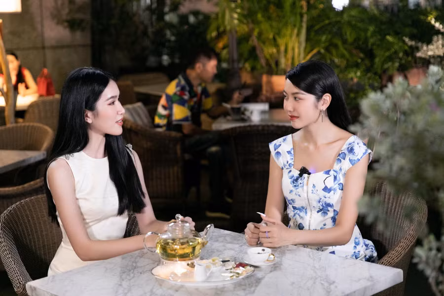 Nếu Thúy Vân khéo léo lựa chọn những chi tiết hoa màu xanh lam nổi bật thì Phương Anh lại lựa chọn chất liệu bóng kết hợp cùng những đính đá ở cầu vai sang trọng.