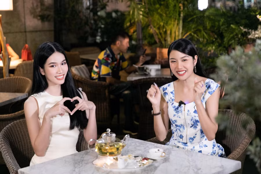 Đều lựa chọn kiểu tóc thẳng và tone trắng làm chủ đạo, cả hai nàng hậu đều tôn lên vẻ nữ tính, nền nã đậm chất Miss International.