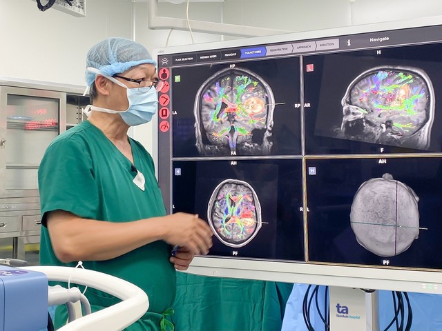 Robot AI hòa hình MRI, DTI.. cho thấy rõ các bó sợi thần kinh và khối máu tụ chèn ép trong não người bệnh. (Ảnh: Nguyễn Trăm) Robot AI hòa hình MRI, DTI.. cho thấy rõ các bó sợi thần kinh và khối máu tụ chèn ép trong não người bệnh. (Ảnh: Nguyễn Trăm)