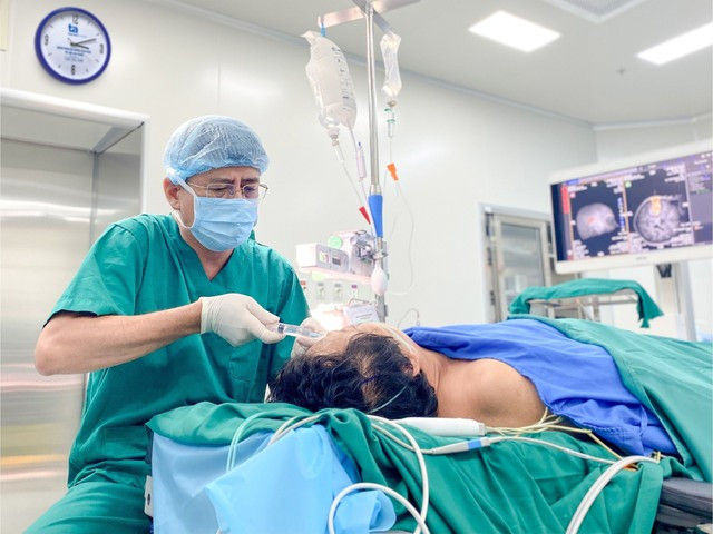 Bác sĩ Lưu Kính Khương gây tê cục bộ cho người bệnh trước ca mổ. (Ảnh: Nguyễn Trăm) Bác sĩ Lưu Kính Khương gây tê cục bộ cho người bệnh trước ca mổ. (Ảnh: Nguyễn Trăm)