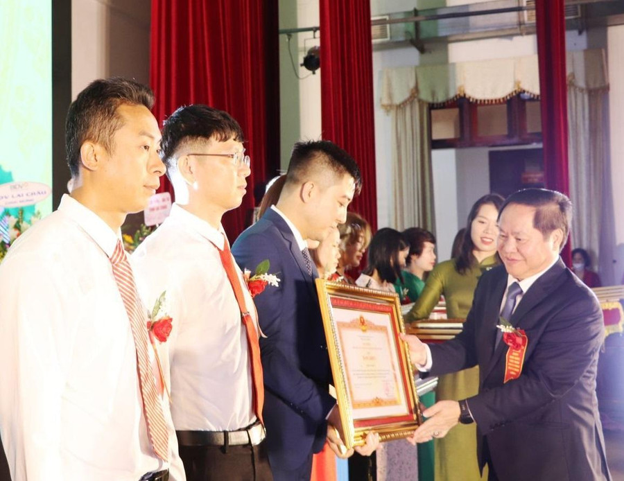 Thừa ủy quyền của Thủ tướng Chính phủ, ông Tống Thanh Hải trao Bằng khen cho các tập thể, cá nhân.