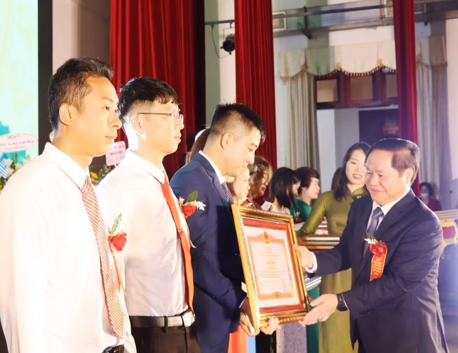 Thừa ủy quyền của Thủ tướng Chính phủ, ông Tống Thanh Hải trao Bằng khen cho các tập thể, cá nhân. Thừa ủy quyền của Thủ tướng Chính phủ, ông Tống Thanh Hải trao Bằng khen cho các tập thể, cá nhân.