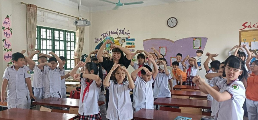 Cô Ngô Thị Quỳnh Nga (áo đen đứng giữa) hạnh phúc bên học sinh.