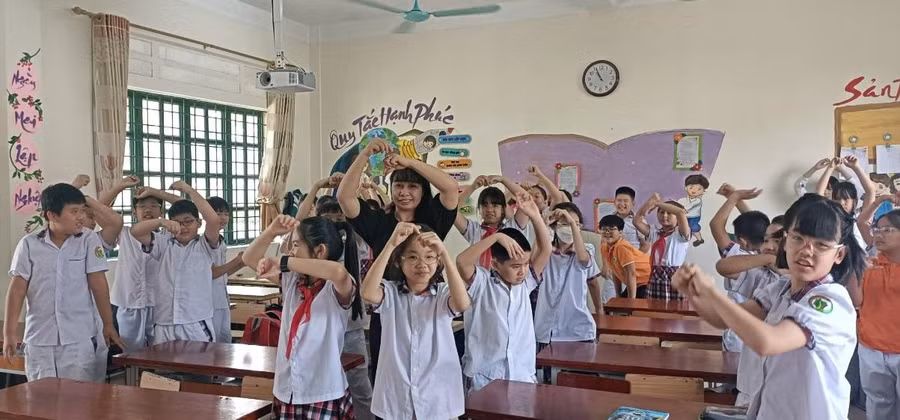 Cô Ngô Thị Quỳnh Nga (áo đen đứng giữa) hạnh phúc bên học sinh.