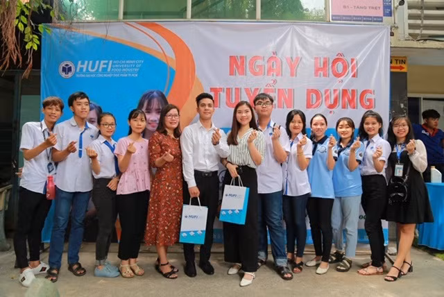 Sinh viên chụp hình lưu niệm với các Doanh nghiệp và Ban tổ chức tại HUFI CAREER DAY năm 2019.