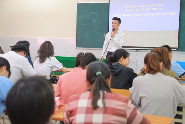 Sinh viên nghe công ty phổ biến quy trình tuyển dụng trước khi phỏng vấn trực tiếp.