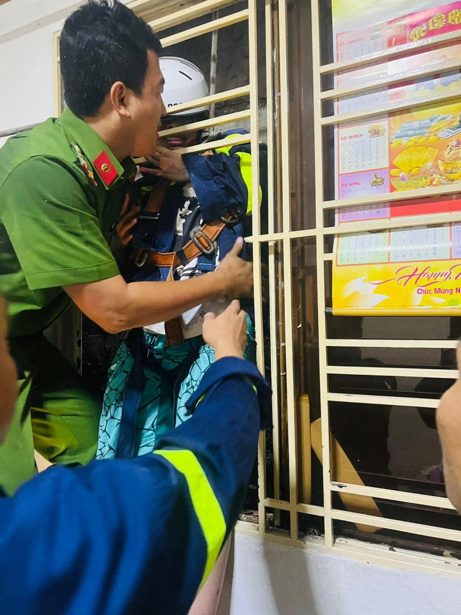 Cảnh sát giải cứu nạn nhân an toàn. Cảnh sát giải cứu nạn nhân an toàn.