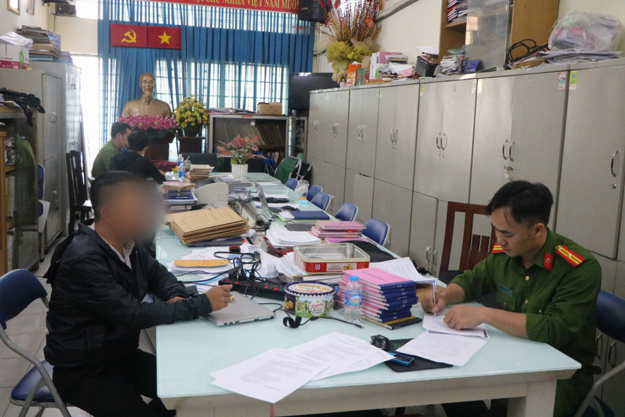 Công an làm việc với L. Công an làm việc với L.