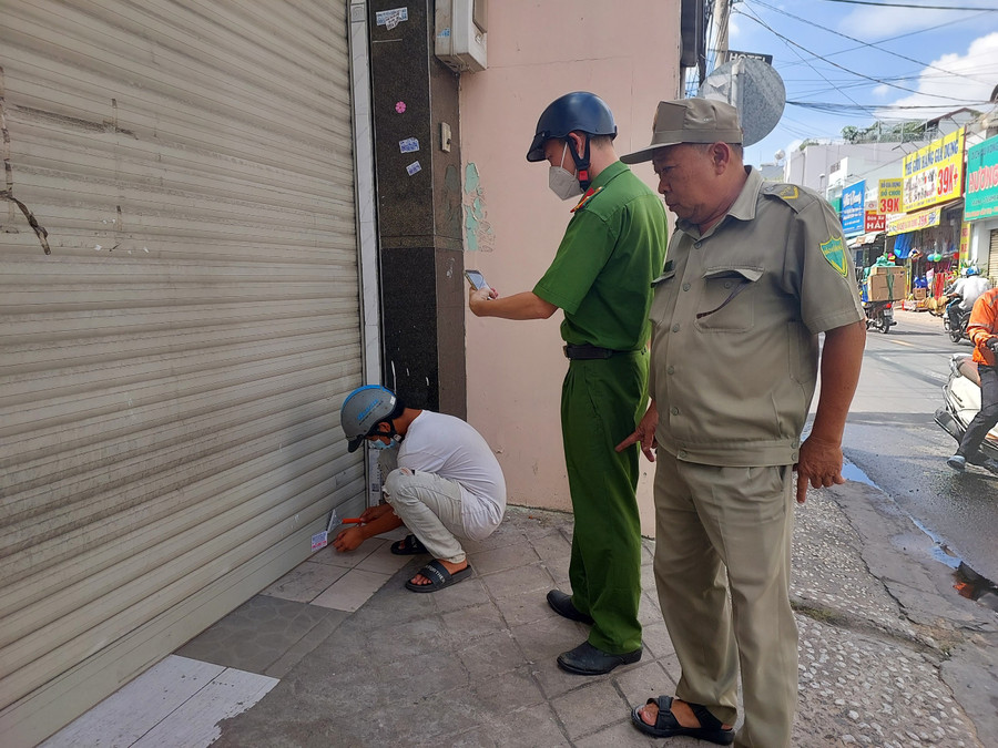 Công an đưa các đối tượng đi gỡ quảng cáo. Công an đưa các đối tượng đi gỡ quảng cáo.