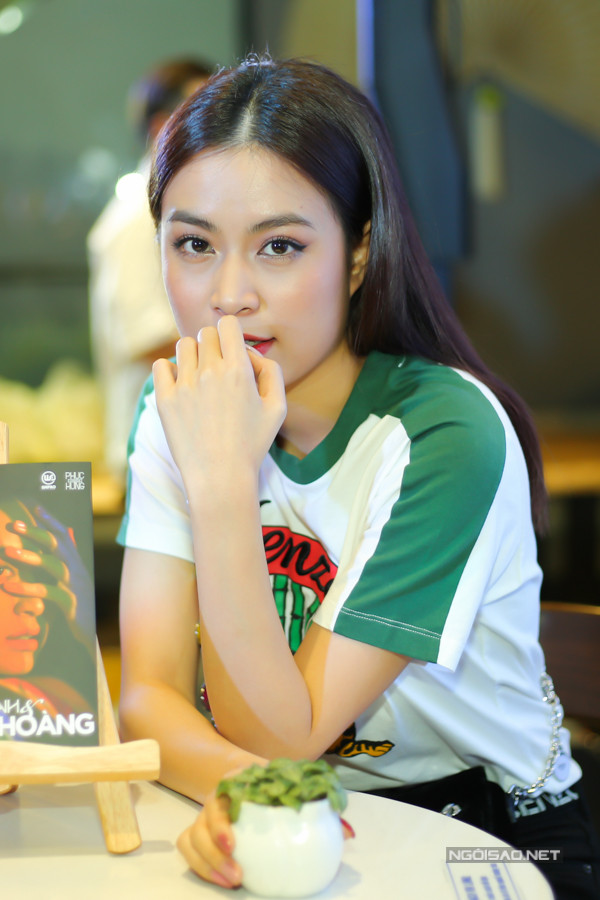 Hiện tại Hoàng Thùy Linh đang là nghệ sĩ "hot", ngày càng tỏa sáng trong làng giải trí. Hiện tại Hoàng Thùy Linh đang là nghệ sĩ hot, ngày càng tỏa sáng trong làng giải trí.