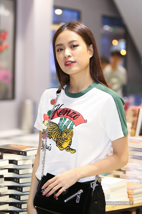 Tối 30/3 Hoàng Thùy Linh tới giao lưu và ký tặng độc giả của cuốn sách "Vàng Anh và Phượng Hoàng". Cô ăn mặc giản dị, khoe nhan sắc trẻ trung, xinh đẹp ở tuổi 30. Tối 30/3 Hoàng Thùy Linh tới giao lưu và ký tặng độc giả của cuốn sách Vàng Anh và Phượng Hoàng. Cô ăn mặc giản dị, khoe nhan sắc trẻ trung, xinh đẹp ở tuổi 30.