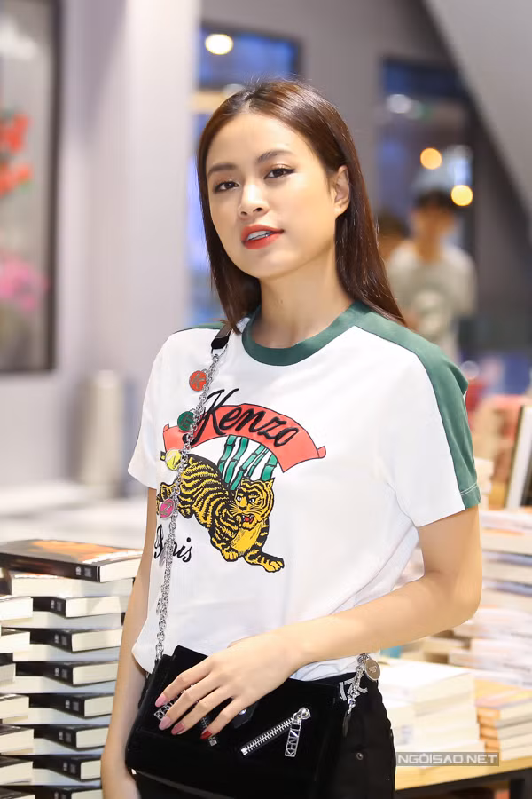 Tối 30/3 Hoàng Thùy Linh tới giao lưu và ký tặng độc giả của cuốn sách Vàng Anh và Phượng Hoàng. Cô ăn mặc giản dị, khoe nhan sắc trẻ trung, xinh đẹp ở tuổi 30.