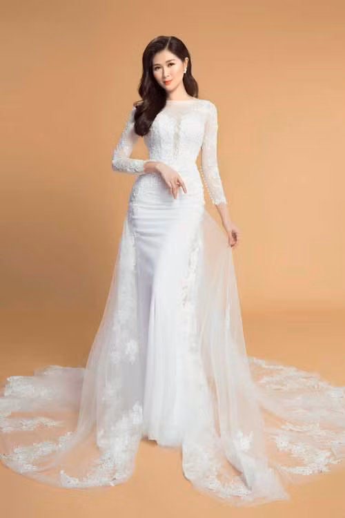 Váy cưới đuôi cá: Mẫu váy có sức hấp dẫn đặc biệt với hầu hết các nàng dâu vì vẻ sang chảnh, kiêu sa nhưng không phải ai cũng mặc được nó. Thiết kế váy cưới từ phần ngực cho đến đầu gối ôm sát nên thường chỉ hợp với những cô dâu tự tin về vóc dáng cao ráo, số đo các vòng cân đối.