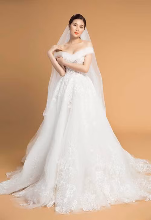 Quý cô điệu đà nhưng không tự tin về hình thể có thể chọn một mẫu váy chữ A với nhiều chi tiết biến tấu độc đáo ở phần cổ áo, độ xòe của váy, cúp ngực...Phương pháp dựng váy layer thay cho việc sử dụng tùng thép truyền thống giúp chân váy xòevừa phảivà đem đến cảm giác thoải mái hơn.