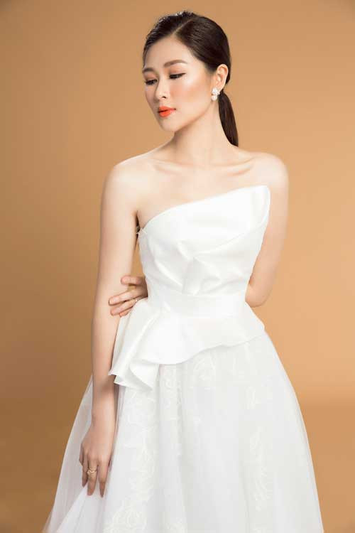 Mẫu váy lấy cảm hứng từ bông hoa Calla này dành riêng cho cô dâu có vòng 1nhỏ và bờ vai thon. Thân trên bằng vải lụa organza được tạo kiểu theo nghệ thuật gấp giấy origami Nhật Bản giúp phần ngực đầy đặn hơn. Trong khi đó, kiểu thân áo peplum lại là "cứu tinh" cho vòng 2 lớn. Mẫu váy lấy cảm hứng từ bông hoa Calla này dành riêng cho cô dâu có vòng 1nhỏ và bờ vai thon. Thân trên bằng vải lụa organza được tạo kiểu theo nghệ thuật gấp giấy origami Nhật Bản giúp phần ngực đầy đặn hơn. Trong khi đó, kiểu thân áo peplum lại là cứu tinh cho vòng 2 lớn.