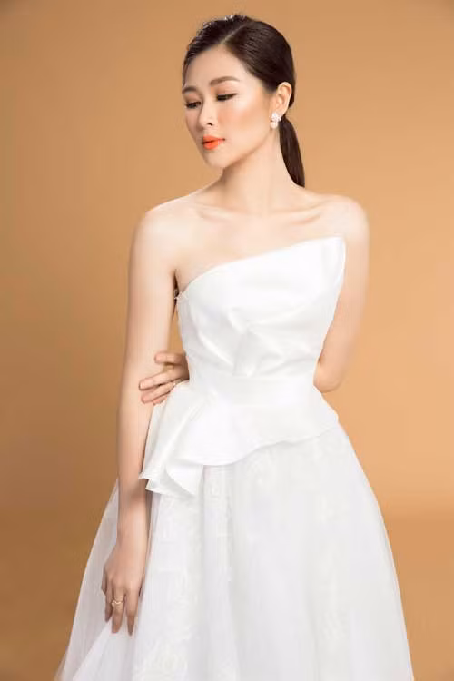 Mẫu váy lấy cảm hứng từ bông hoa Calla này dành riêng cho cô dâu có vòng 1nhỏ và bờ vai thon. Thân trên bằng vải lụa organza được tạo kiểu theo nghệ thuật gấp giấy origami Nhật Bản giúp phần ngực đầy đặn hơn. Trong khi đó, kiểu thân áo peplum lại là cứu tinh cho vòng 2 lớn.