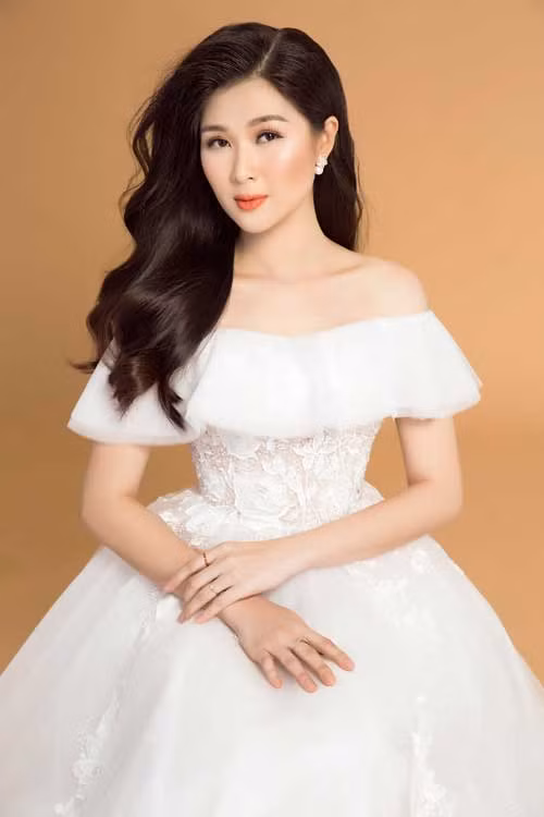 Đừng đóng khung bản thân trong định kiến chỉ các cô dâu có bờ vai thon gầy mới mặc được váy trễ vai. Bởi nếu phần vai của bạn không quá to, bạn vẫn có thể chọn kiểu váy này và để kiểu tóc lệch bên uốn xoăn. Sóng tóc bồng bềnh sẽ làm cho bờ vai của bạn trông mềm mại hơn.