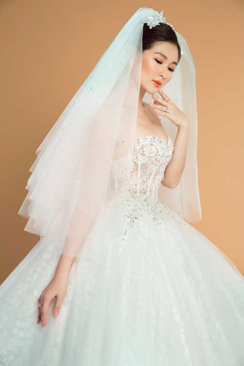 Thân trên được thiết kế với những thanh nẹp đặc biệt chạy dọc để ôm lấy cơ thể, định hình phom dáng vòng một, đồng thời tạo điểm nhấn vào chiếc eo thon. Thân trênđược thiết kế với những thanh nẹp đặc biệt chạy dọc để ôm lấy cơ thể, định hình phom dáng vòng một, đồng thời tạo điểm nhấn vào chiếc eo thon.
