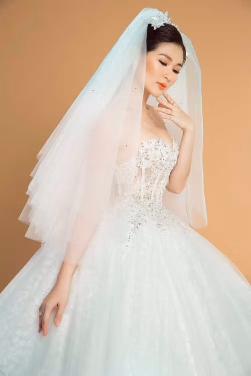 Thân trênđược thiết kế với những thanh nẹp đặc biệt chạy dọc để ôm lấy cơ thể, định hình phom dáng vòng một, đồng thời tạo điểm nhấn vào chiếc eo thon.