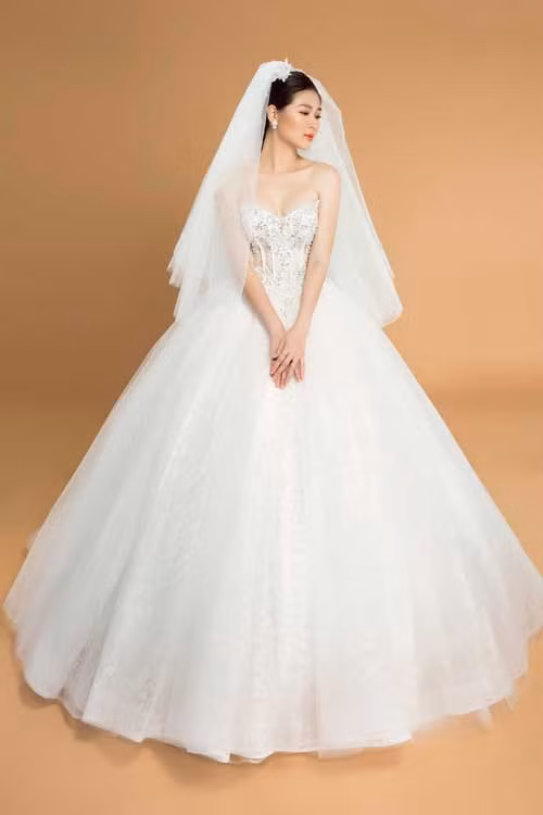 Thiết kế này được xem là kinh điển khi hội tụ hầu như tất cả các chi tiết của kiểu váy cưới công chúa truyền thống: Chân váy xòe rộng, cúp ngực trái tim và đính đápha lê Swarovski. Sẽ thật tuyệt nếu bạn chọn kiểu váy này cho một tiệc cưới trong không gian sang trọng.