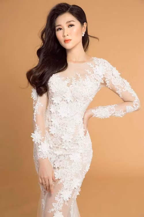 Hoa ren 3D xen kẽ với những mảnh họa tiết dây leo trênbề mặt chiếc váy gợi sự liên tưởng đến một bức tranh điêu khắc kỳ công.