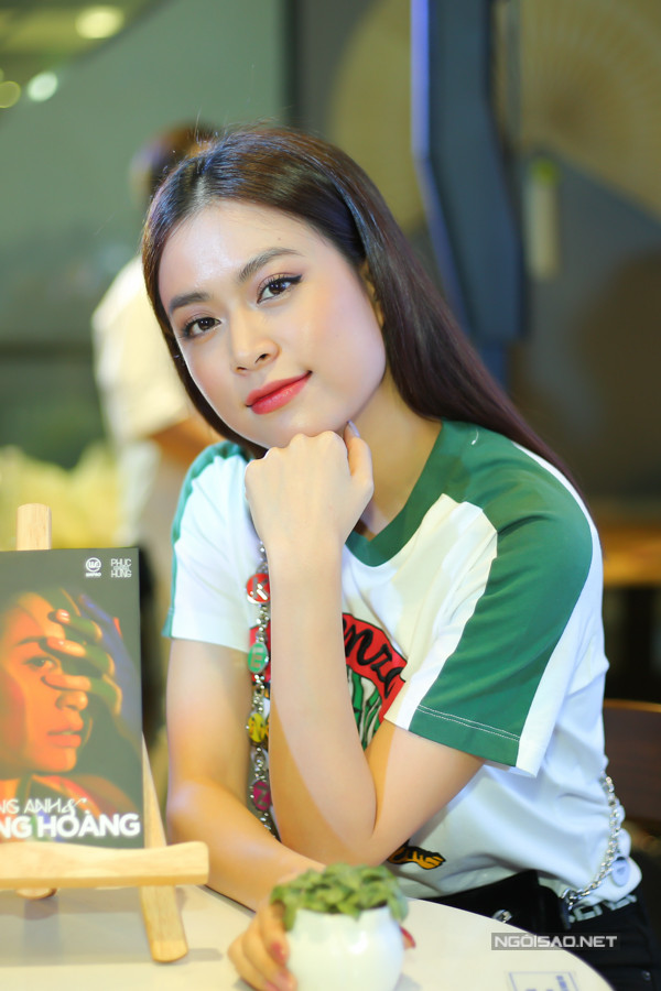 Trong buổi gặp gỡ độc giả, Hoàng Thùy Linh cho biết, cô bất ngờ vì cuốn sách được nhiều bạn trẻ và cả các bậc phụ huynh quan tâm tìm đọc và cho những nhận xét quý báu. Tác phẩm kể về hành trình vượt qua sóng gió của Hoàng Thùy Linh và quan điểm làm nghề, triết lý cuộc sống cô đúc kết trong 10 năm hoạt động nghệ thuật. "Trải qua sai lầm bạn mới chạm tới thành công. Con người không ai hoàn hảo. Bây giờ tôi muốn cống hiến hết mình, tạo ra những sản phẩm sáng tạo, có ý nghĩa với xã hội", nữ ca sĩ nói. Trong buổi gặp gỡ độc giả tại TP HCM, Hoàng Thùy Linh cho biết, cô bất ngờ vì cuốn sách được nhiều bạn trẻ và cả các bậc phụ huynh quan tâm tìm đọc và cho những nhận xét quý báu. Tác phẩm kể về hành trình vượt qua sóng gió của Hoàng Thùy Linh và quan điểm làm nghề, triết lý cuộc sống cô đúc kết trong 10 năm hoạt động nghệ thuật. Trải qua sai lầm bạn mới chạm tới thành công. Con người không ai hoàn hảo. Bây giờ tôi muốn cống hiến hết mình, tạo ra những sản phẩm sáng tạo, có ý nghĩa với xã hội, nữ ca sĩ nói.
