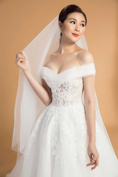 Cách lớp vải được sắp xếp theo thứ tự từ trong ra ngoài: lụa - ren hoa - voan lưới tạo hiệu ứng như những bông hoa ẩn mình trong làn sương sớm. Đây cũng là một cách mà nhà thiết kế ẩn dụ nói đến vẻ đẹp của cô dâu. Cách lớp vải được sắp xếp theo thứ tự từ trong ra ngoài: lụa - ren hoa - voan lưới tạo hiệu ứng như những bông hoa ẩn mình trong làn sương sớm. Đây cũng là một cách mà nhà thiết kế ẩn dụ nói đến vẻ đẹp của cô dâu.