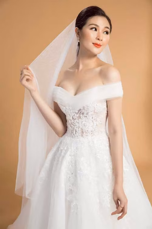 Cách lớp vải được sắp xếp theo thứ tự từ trong ra ngoài: lụa - ren hoa - voan lưới tạo hiệu ứng như những bông hoa ẩn mình trong làn sương sớm. Đây cũng là một cách mà nhà thiết kế ẩn dụ nói đến vẻ đẹp của cô dâu.