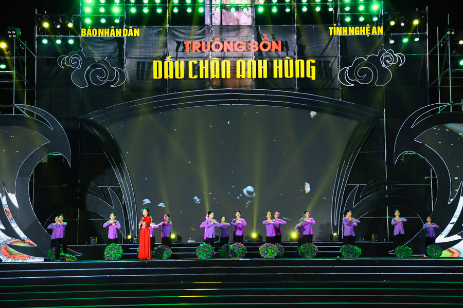 Nhiều tiết mục đặc sắc, ý nghĩa tại chương trình nghệ thuật. (Ảnh: Hồ Lài) Nhiều tiết mục đặc sắc, ý nghĩa tại chương trình nghệ thuật. (Ảnh: Hồ Lài)