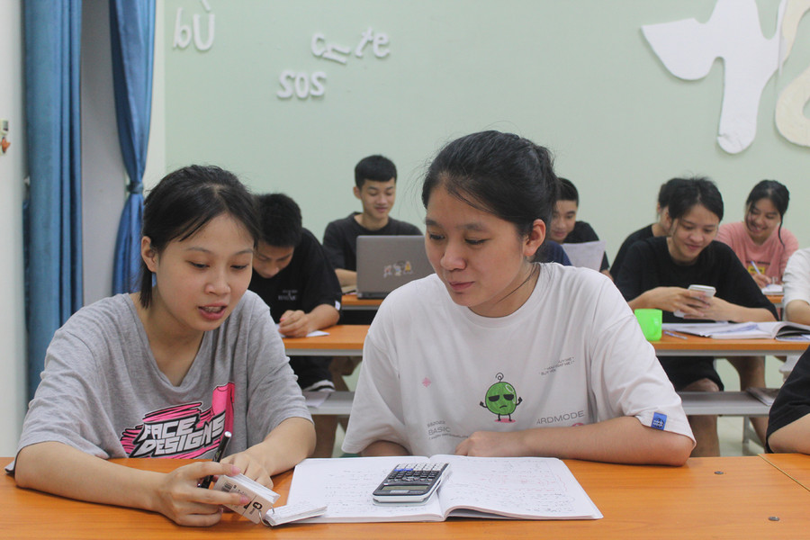 Học sinh Trường THPT Dân tộc nội trú tỉnh Thanh Hóa trao đổi trong quá trình ôn thi tốt nghiệp. Ảnh: LT.