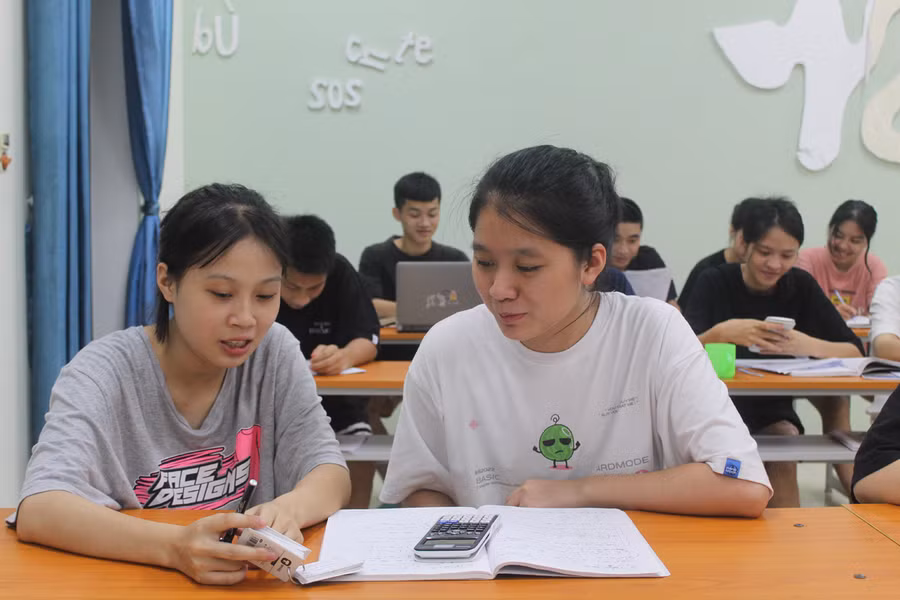 Học sinh Trường THPT Dân tộc nội trú tỉnh Thanh Hóa trao đổi trong quá trình ôn thi tốt nghiệp. Ảnh: LT.