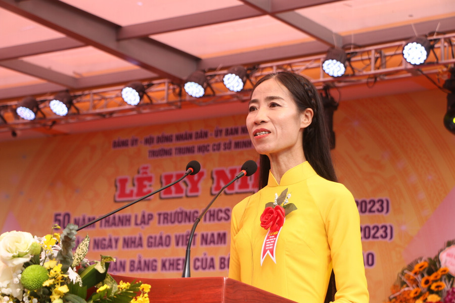 Cô Nguyễn Thị Ngọc Dung - Hiệu trưởng Trường THCS Minh Khai nêu tóm tắt lịch sử 50 năm hình thành và phát triển của trường.