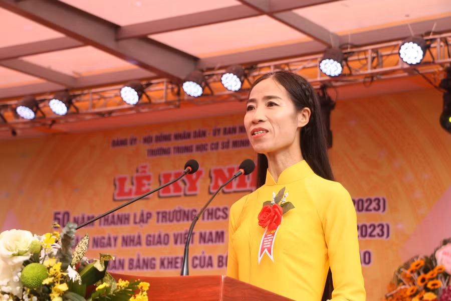 Cô Nguyễn Thị Ngọc Dung - Hiệu trưởng Trường THCS Minh Khai nêu tóm tắt lịch sử 50 năm hình thành và phát triển của trường.