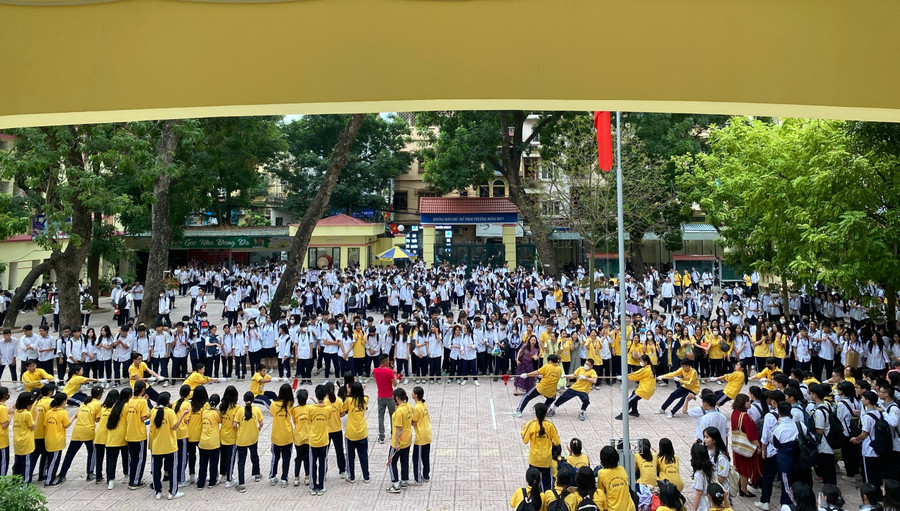 Các em học sinh hào hứng tham gia hội thi Kéo co tại sân Trường THPT Đống Đa. Các em học sinh hào hứng tham gia hội thi Kéo co tại sân Trường THPT Đống Đa.