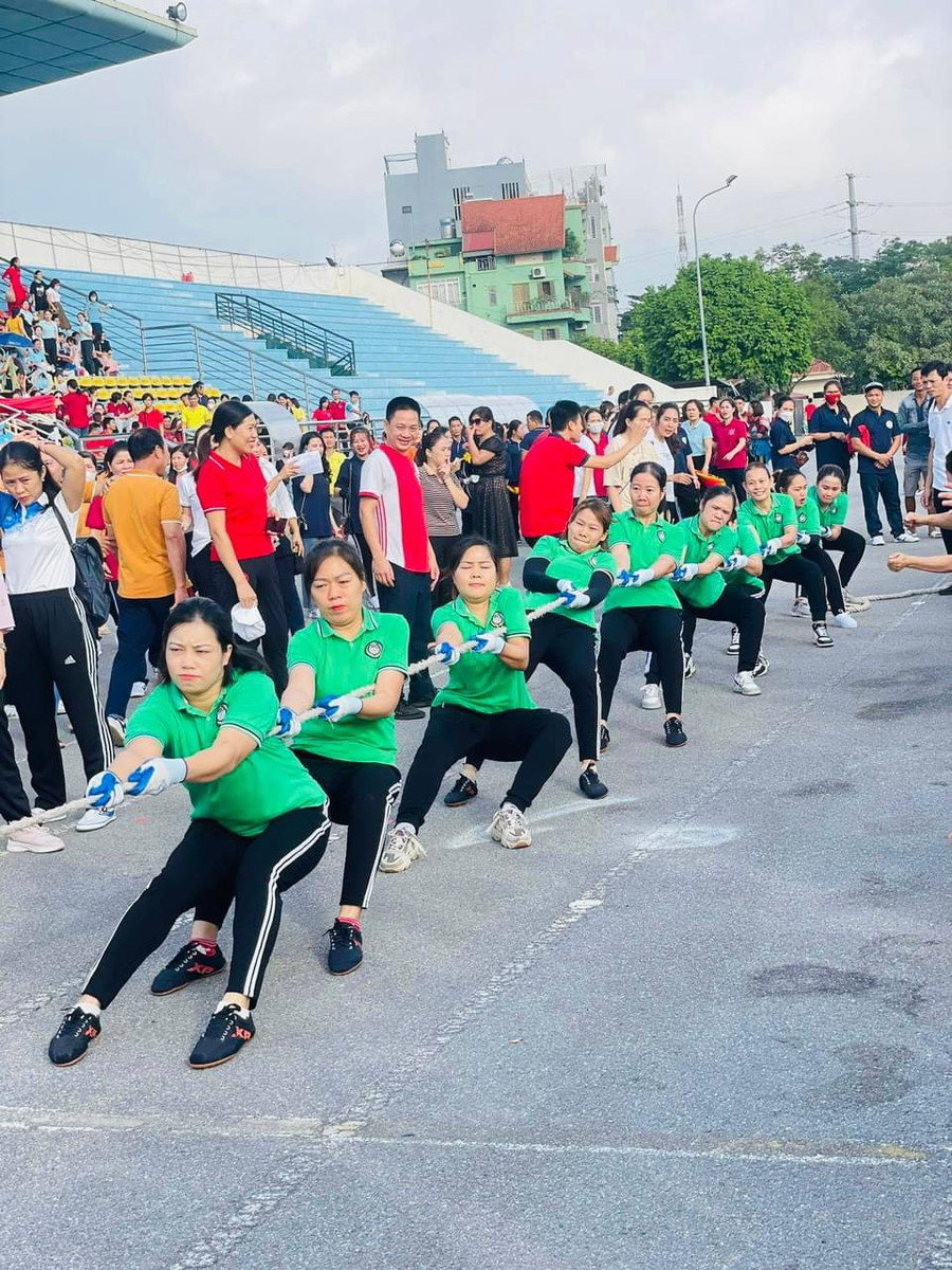 Các vận động viên tham gia thi Kéo co với tinh thần sôi nổi. Các vận động viên tham gia thi Kéo co với tinh thần sôi nổi.