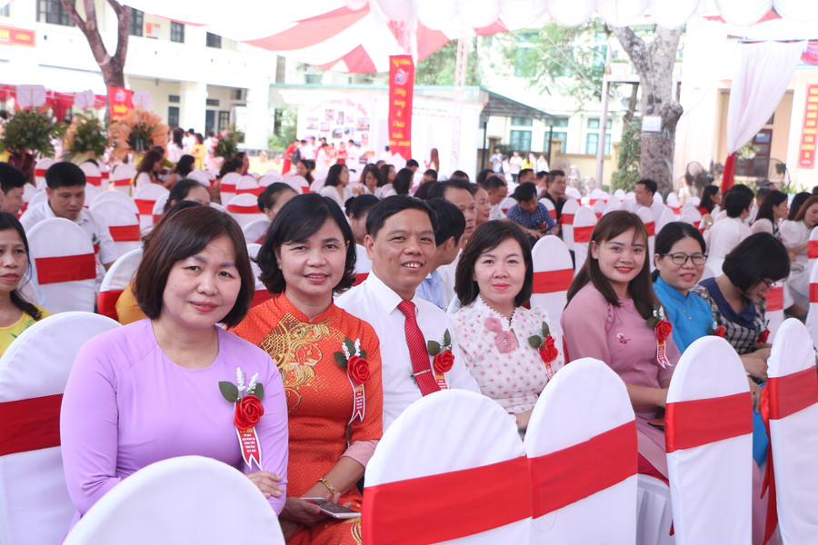 Đông đảo đại biểu, khách mời từ các trường bạn, các thế hệ cựu học sinh về tham dự buổi lễ.