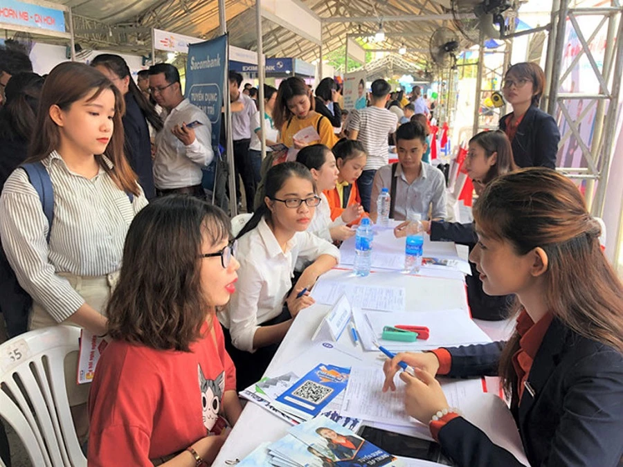 Ngày hội viên và Doanh nghiệp lần VII-2019 thu hút đông đảo sinh viên tham gia.