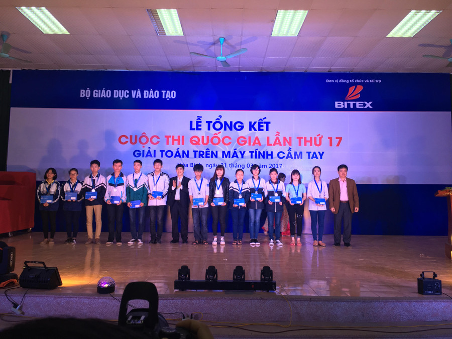 Ban tổ chức đang tiến hành trao giải cho học sinh tại cụm thi khu vực tỉnh Hòa Bình Ban tổ chức đang tiến hành trao giải cho học sinh tại cụm thi khu vực tỉnh Hòa Bình