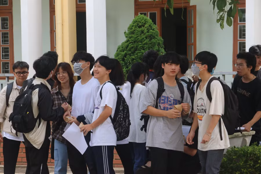 Nét mặt phấn khởi hiện rõ trên khuôn mặt của các em sau khi làm thủ tục xét tuyển