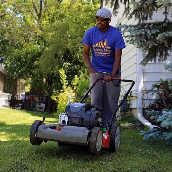 Chàng thạc sĩ đi khắp 50 tiểu bang nước Mỹ để cắt cỏ miễn phí - Hình 1