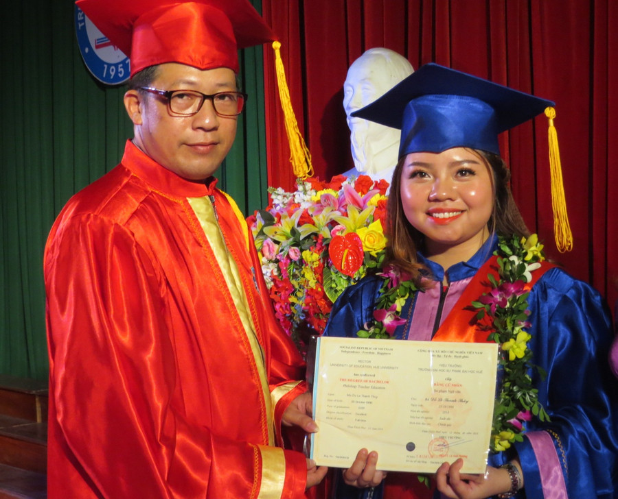 PGS.TS Lê Anh Phương – Hiệu trưởng Trường ĐHSP Huế trao bằng cử nhân cho SV Đỗ Lê Thanh Thủy - thủ khoa của trường ĐHSP Huế khóa học 2014-2018
