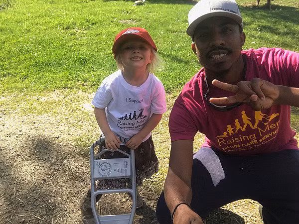 Chàng thạc sĩ đi khắp 50 tiểu bang nước Mỹ để cắt cỏ miễn phí