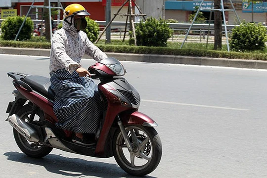 Váy chống nắng bị cuốn vào bánh xe, 1 thanh niên tử vong